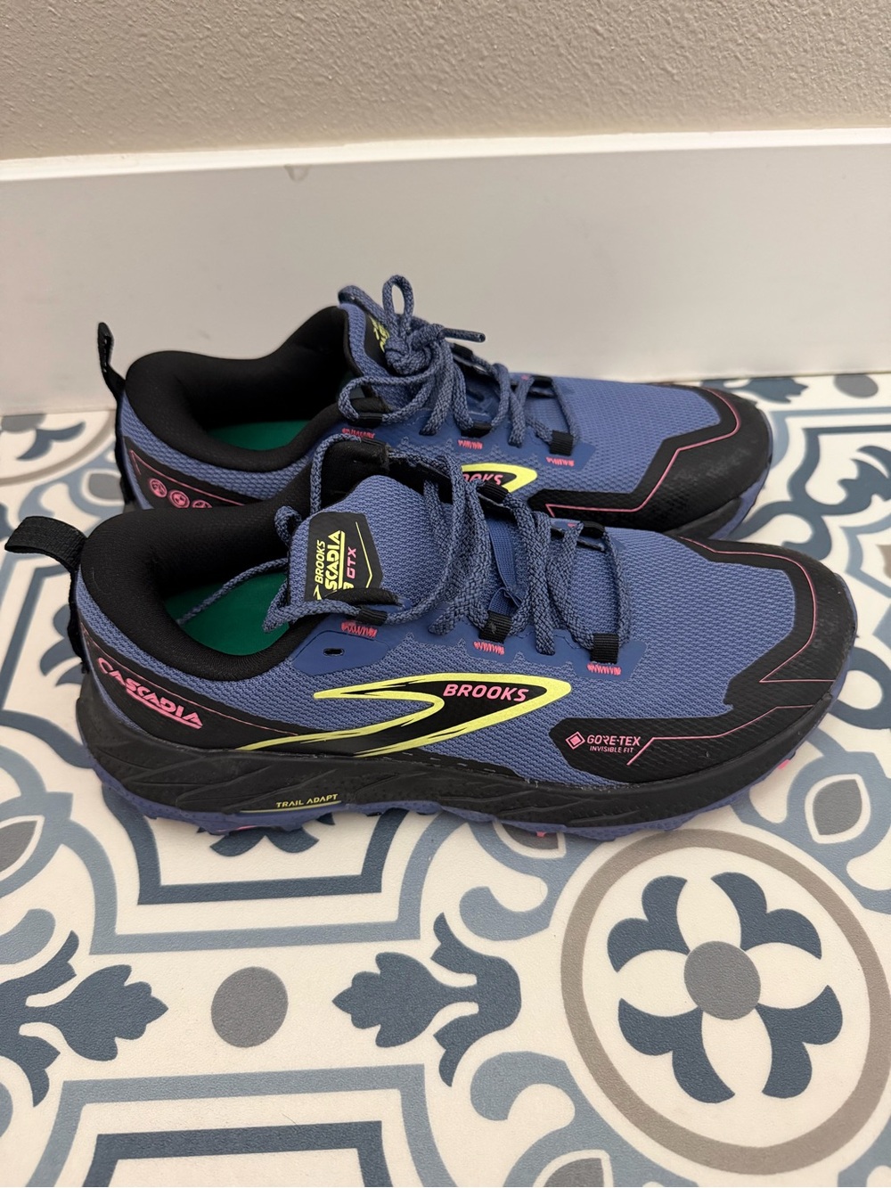 BROOKS Cascadia 18 Shoes Womens 9B Blue Trail Running Hiking Sneakers